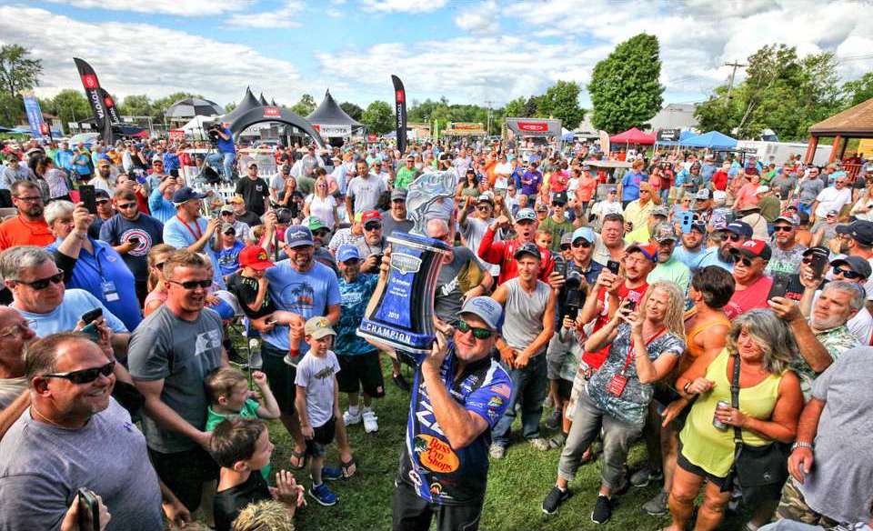 Big Bass. Big Stage. Big Dreams. Last week in Waddington. The next in Union Springs. The fans showed out in New York and so did their dynamic bass fisheries, this time at Cayuga Lake. The Year of the Fan was celebrated big time when native son Jamie Hartman earned a second blue trophy of the season. See his winning lures and those of the top anglers. 
