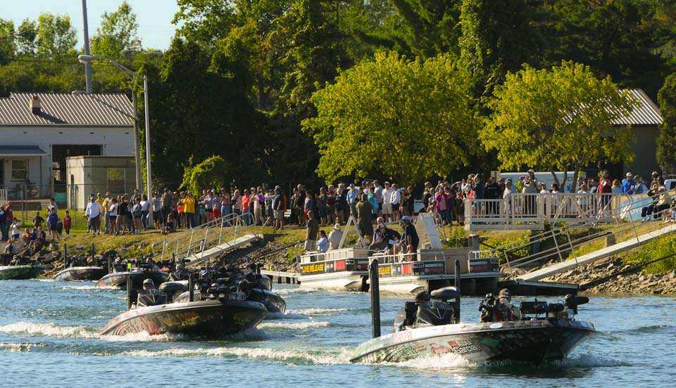 The Elites race to their starting spots on the first morning of the 2019 Berkley Bassmaster Elite at St. Lawrence River presented by Black Velvet!