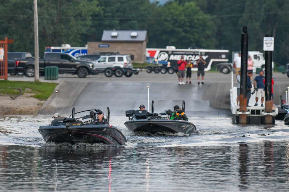See the top pros and cos take on the final day of the 2019 Basspro.com Bassmaster Central Open at Mississippi River!