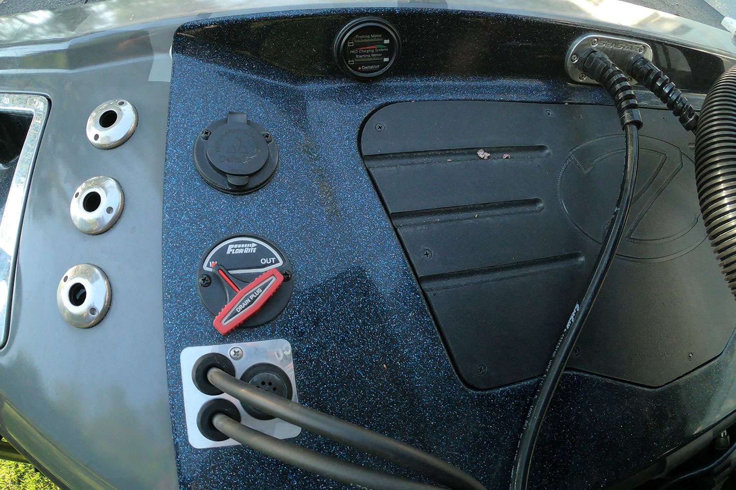 At the rear of his boat are some interesting controls. At the top is a meter that indicates battery charge as it's charging. And then there's the boat plug remover â you no longer have to stoop down and crawl beneath the boat to remove the plug. The red switch makes it happen. Brilliant idea thanks to Ranger Boats engineers. 
