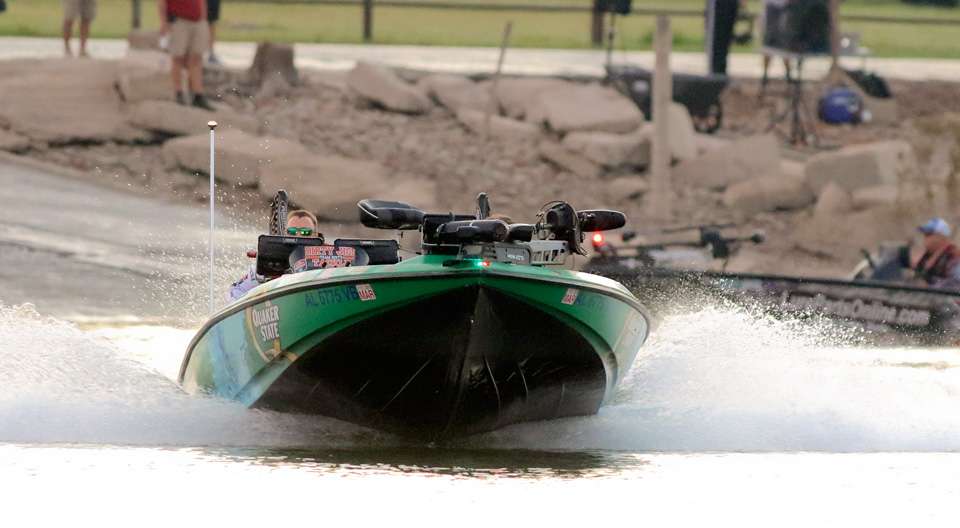The Elites race to their starting spots on Day 1 of the 2019 Cherokee Casino Tahlequah Bassmaster Elite at Lake Tenkiller!