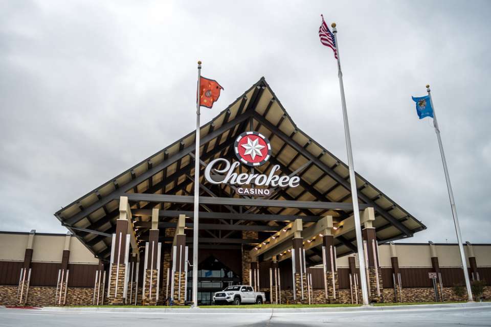<h1><b>8</b></h1>
<b>RED CARPET TREATMENT</b><br>
Cherokee Casino Tahlequah rolled out the red carpet in hosting the tournament festivities. The Elites had been booked for its grand opening in May, but extreme floods forced postponement.