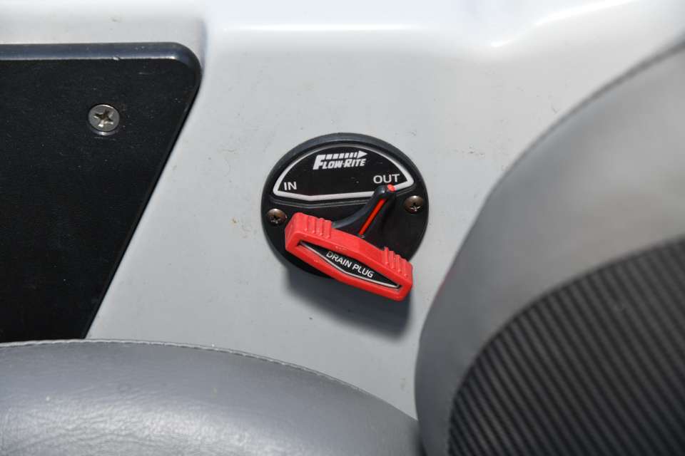 Pipkens really likes this feature. Itâs the Flow-Rite Remote Drain Plug System. Inside the boat is the switch. âYou never worry about forgetting your drain plug again, and you can remove it with a turn of this switch.â 
