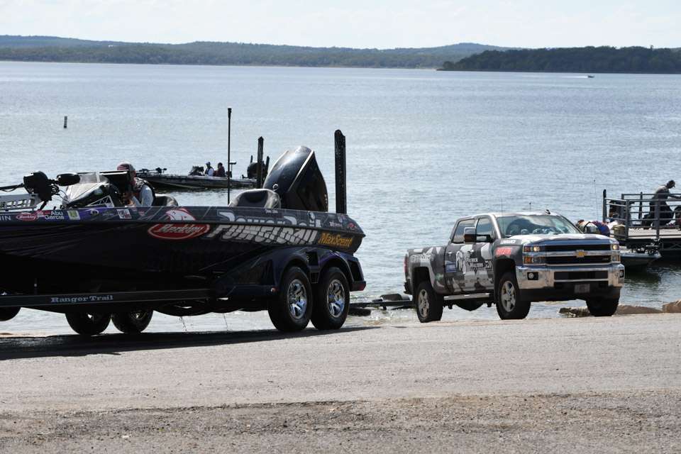 Day 1 at the Cherokee Casino Tahlequah Bassmaster Elite at Tenkiller Lake is in the books and here's how the anglers met fans and weighed in their catches. 