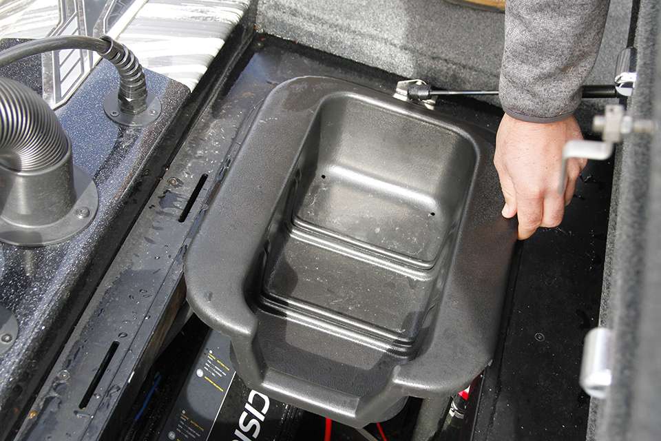 He keeps a tray under the lid for any quick tools or motor toter type accessory.