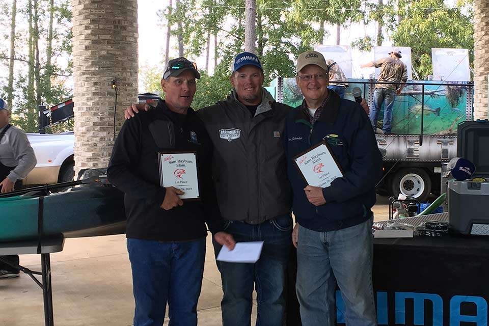 Combs hands Mosby and Richardson their winning plaques. The pair also took the first-place prize of a Ranger RT198P with Yamaha 150SHO valued at $35,000.