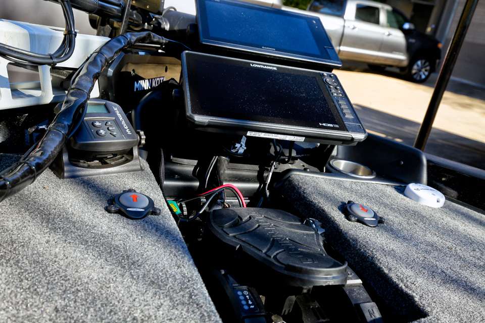 For his electronics, Clouse utilizes all of big names. âI use the Lowrance because Iâve used them for years, and I know how to operate them. The side camâs good, the sonarâs good. I just know how to work, work them quickly.â