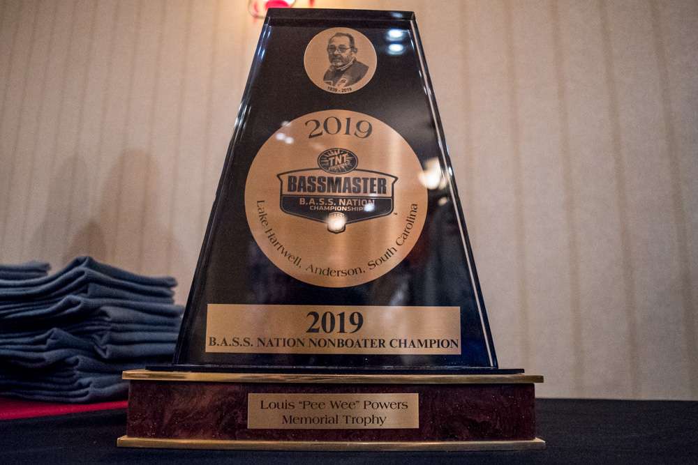 See the 2019 TNT Fireworks B.A.S.S. Nation Championship anglers sit down for a banquet the night before competition begins.