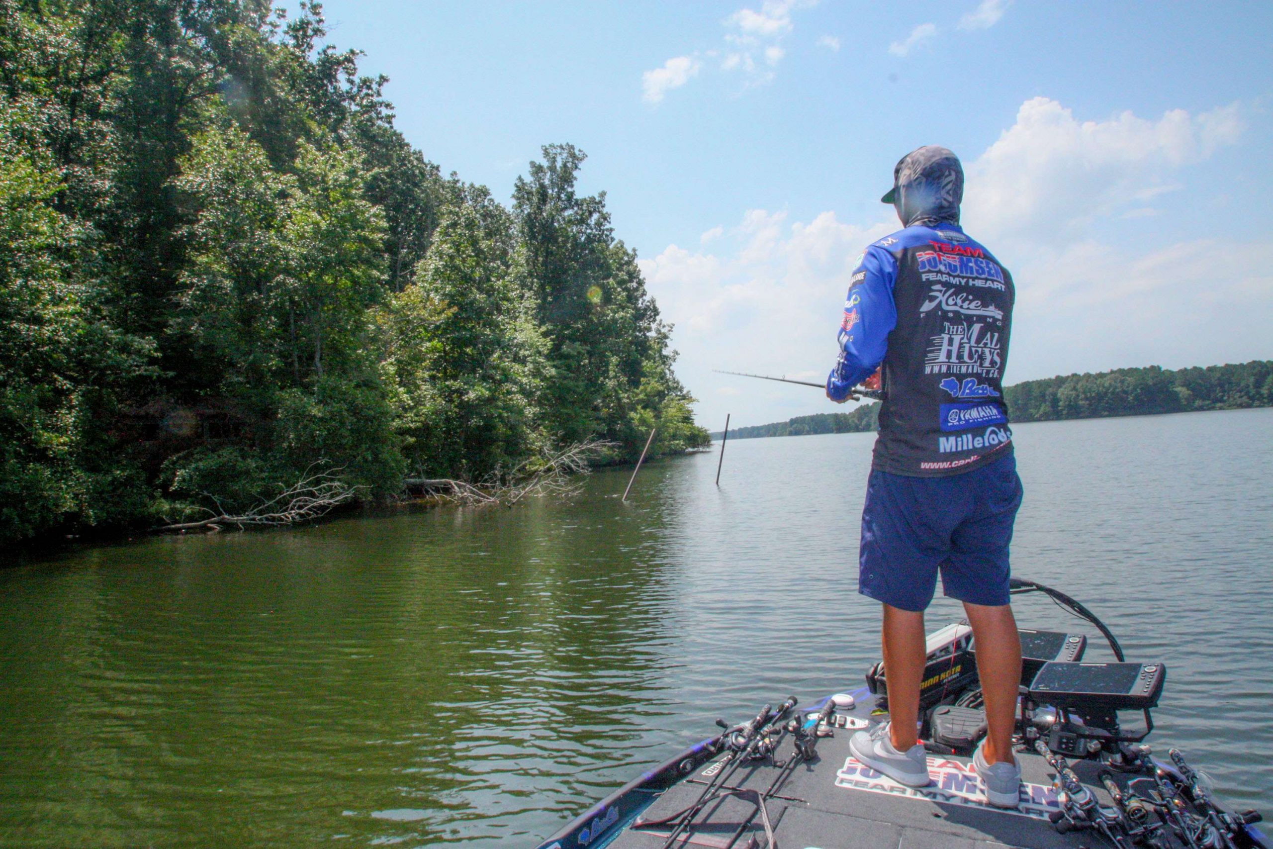 <b>12:13 p.m.</b> Jocumsen rounds the point and begins casting the swim jig to a channel bank with scattered wood cover. âThis spot is totally different than what Iâve been fishing, and thereâs deep water close by.â <br>
<b>12:18 p.m.</b> Jocumsen drags the Roboworm across a sand point and bags a 10-inch bass. <br>
<b>12:24 p.m.</b> The Aussie pro zips straight across the lake to a pocket choked with pads and hydrilla. Neither the rat nor the bladed jig work here. <br>
<b>12:36 p.m.</b> Jocumsen races to the extreme upper end of Lake L, where he fishes a submerged ditch with the drop-shot worm.

