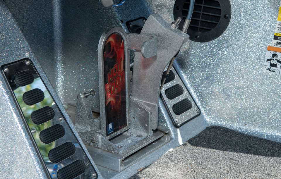 A T-H Marine Hot Foot allows Combs to keep both hands on the wheel and still control his speed.