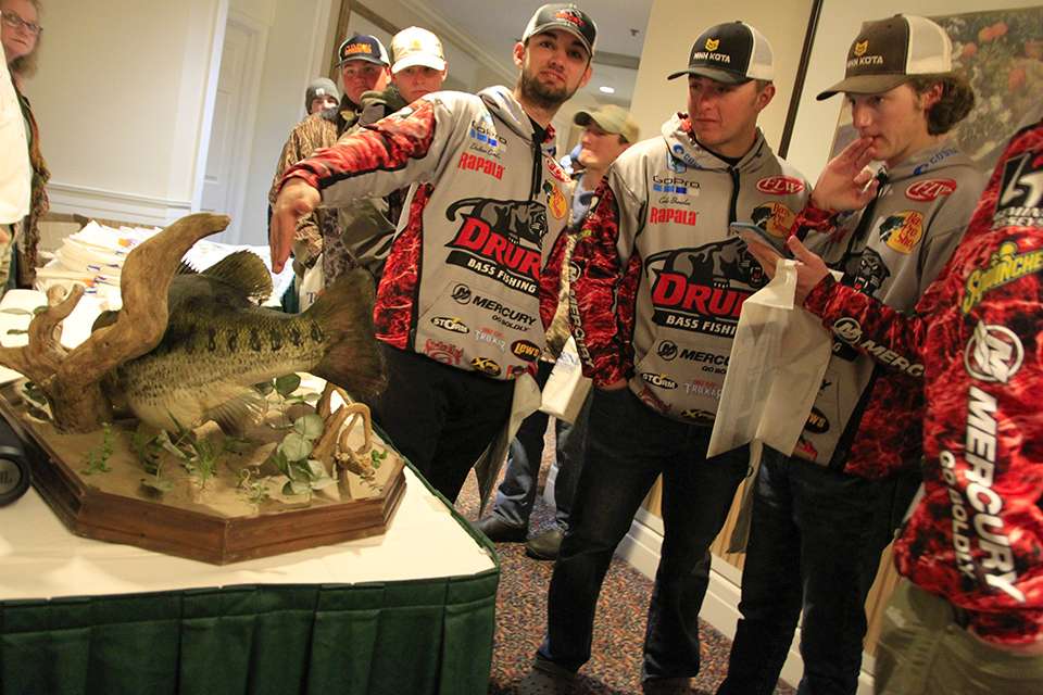 The Drury University Bass Team admires a share lunker replica caught out of Toledo Bend.