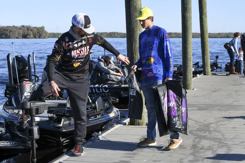 The first step in ensuring a smooth weigh-in process is ensuring competitors had weigh-in bags. Westin Lesiter of the Putnam County Bassmasters prowled the docks handing out the bags so anglers could quickly move their catches from their boats to the livewell tanks.
