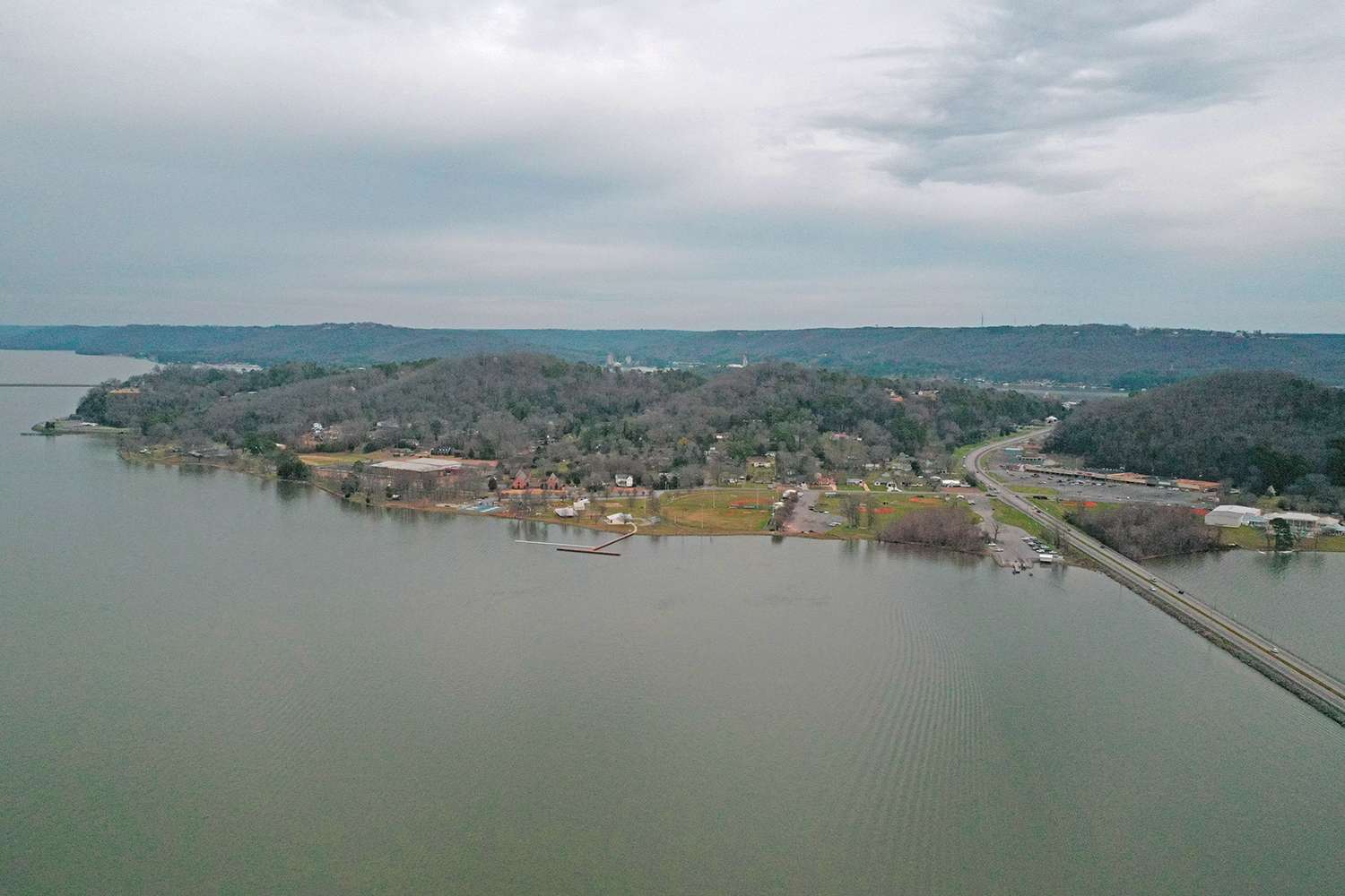 To the left is the town of Guntersville, and Civitan Park, which is where the anglers will be taking off each morning-- this is where you'll want to experience the excitement of a Classic takeoff. If you'll look closely you'll see a boat ramp near the road, where competitors will put their boats in the water. 