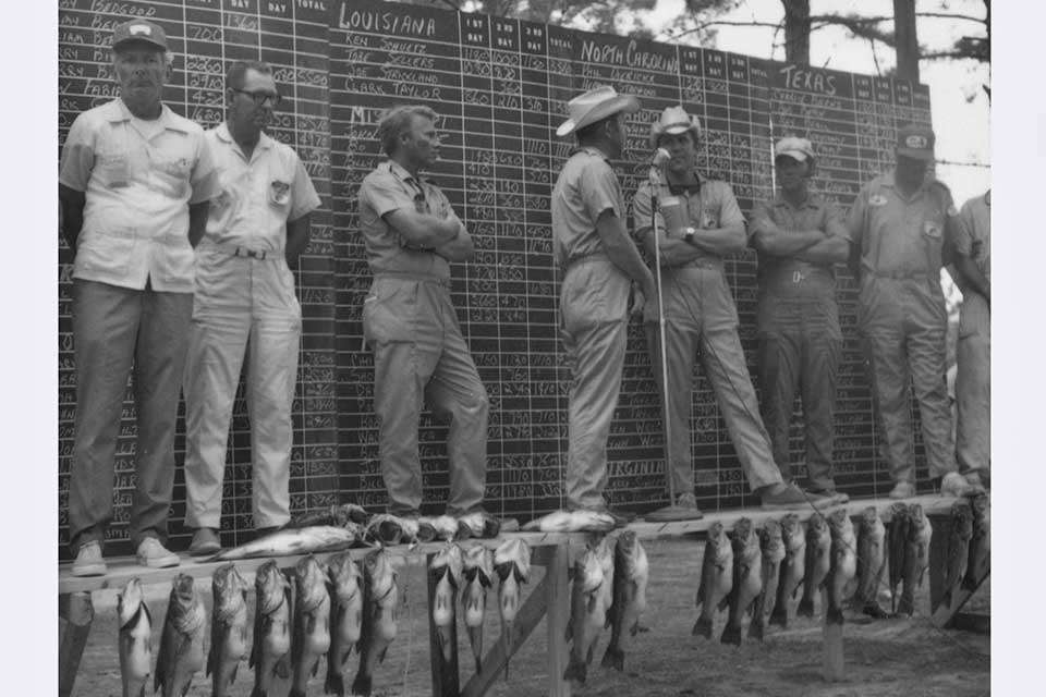 Ah, the belted jumpsuit. Such an iconic look. It was the early uniform adopted by many fishing B.A.S.S. tournaments, like this one on Sam Rayburn in 1971.