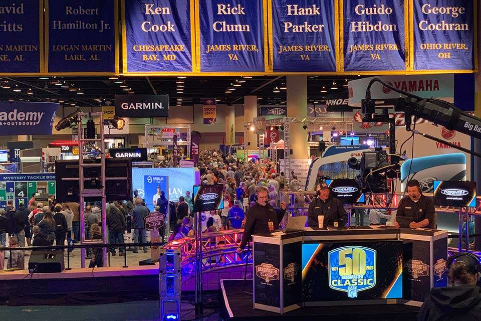 From the B.A.S.S. booth overlooking a crowded Expo floor, Tommy Sanders, Davy Hite and Mark Zona detail all the fishing action on Bassmaster LIVE. 