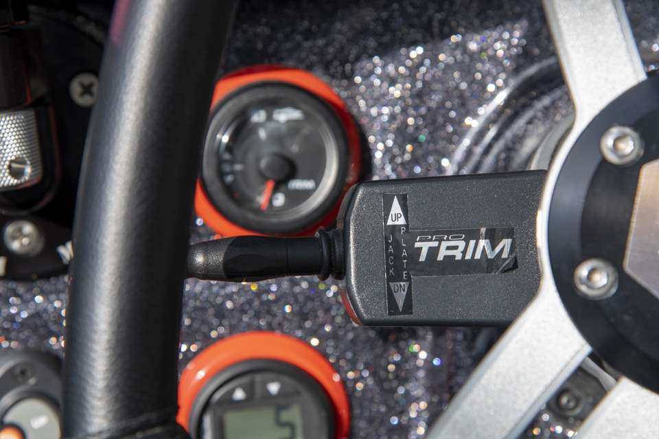 A Pro Trim switch on the left side of the steering column controls the jackplate.
