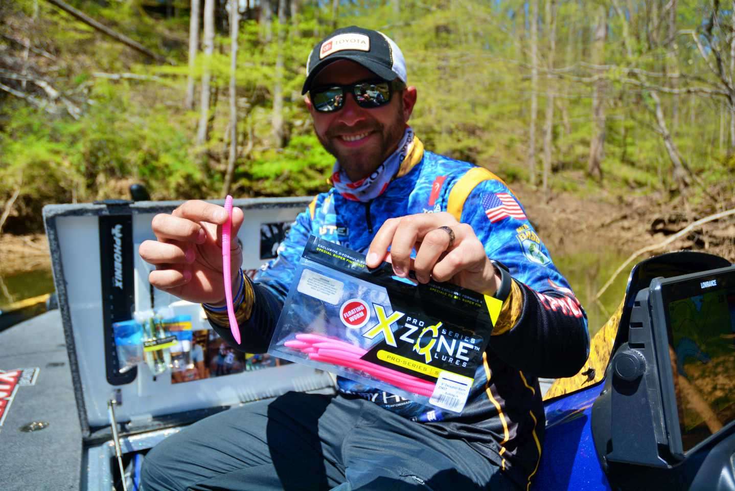 Lester re-rigs with his favorite setup. Itâs an X Zone Lures Deception Worm. 