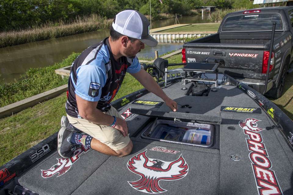The smallest and most forward center storage compartment holds his go-to baits for the day. âThatâs where I keep everything I know Iâm going to use,â he explained. âThis is where I keep swimbaits, plastic crawfish, worms and stuff like that.â