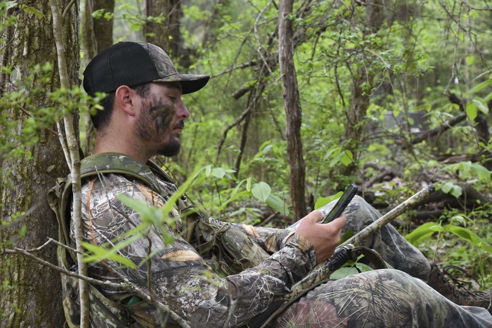 He uses his cellphone to keep up with the time because itâs easy to lose track in the quiet of the woods. âI like to call every 10 minutes or so,â he explained. âThis helps me ensure Iâm not calling too much.â