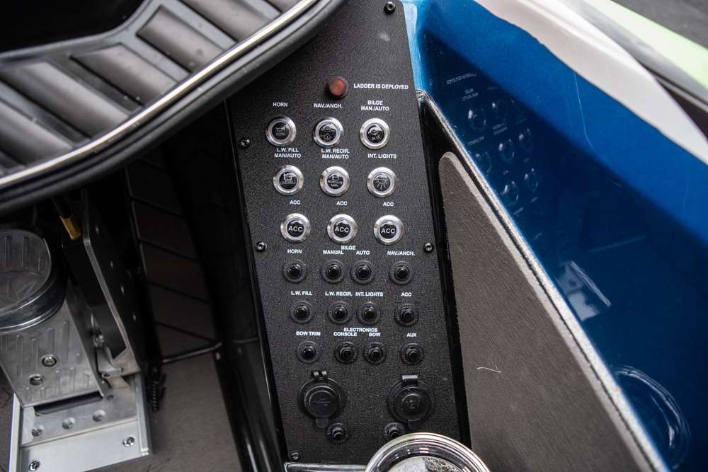 This panel includes all of the necessary buttons and switches to operate the boat and its accessories. Located in a convenient spot by the console, the panel is easy to reach, and highly responsive.