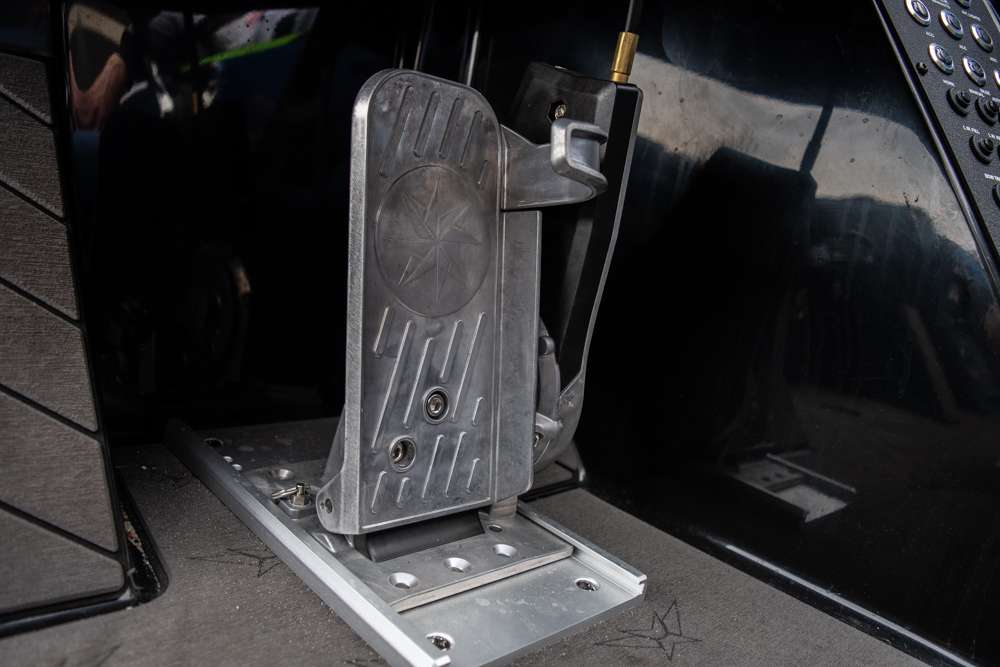 An adjustable pedal comes pre-installed in the boat for foot-controlled acceleration. 