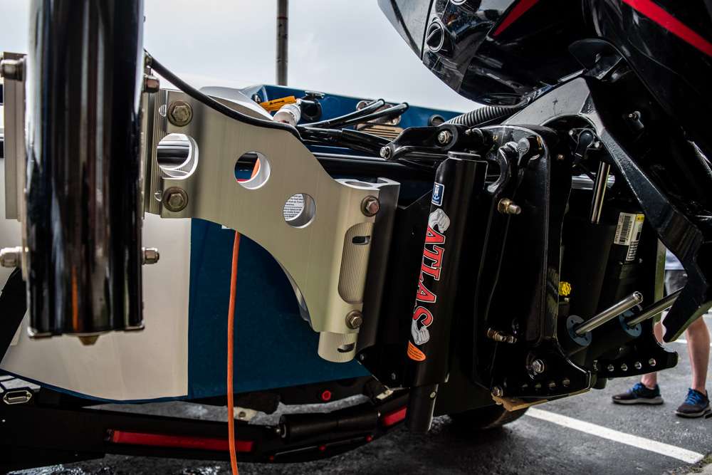 For mounting and adjusting the engine, the Vexus it equipped with an Atlas jack plate.  