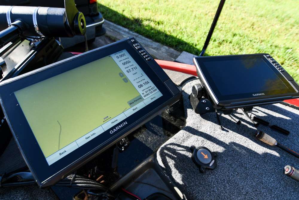 The Garmin units up front include the 126sv and the 106sv, with the 106sv used for Panoptix.