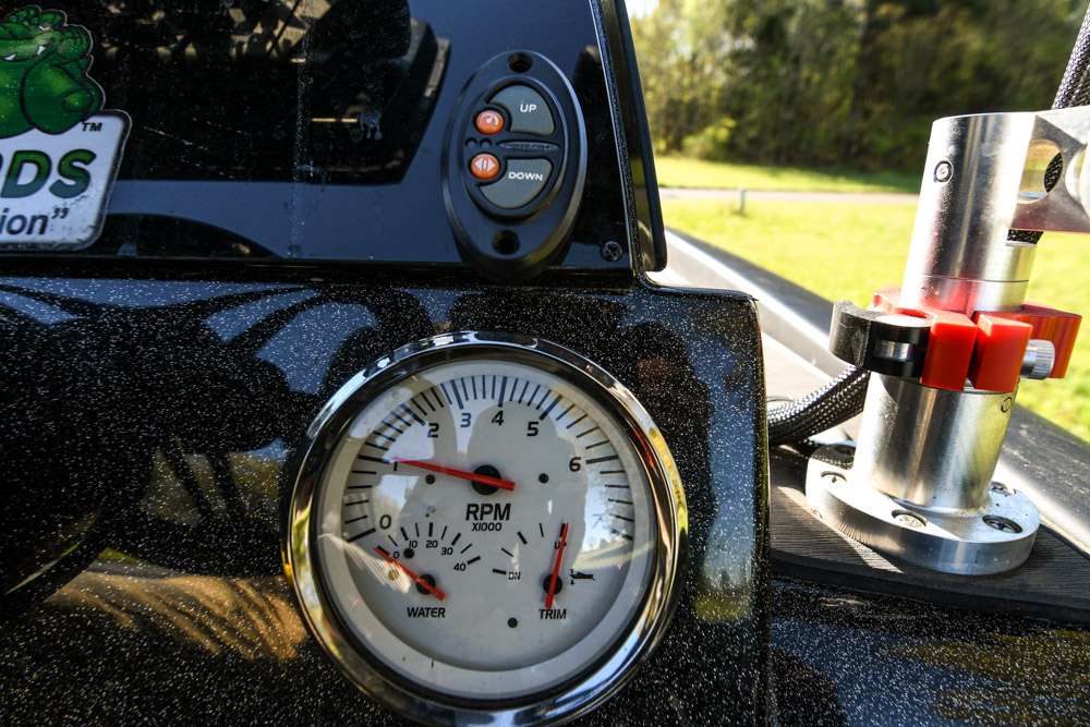 A three-in-one gauge keeps the dash simple and uncluttered. The Power-Pole remote is mounted above this gauge.