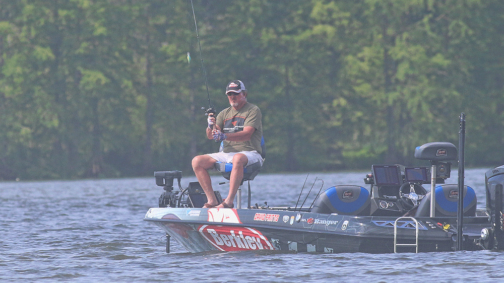 We spent an hour or so on Lake Eufaula Tuesday hoping to get a glimpse of some action for the restart of the Bassmaster Elite Series with the DeWalt Bassmaster Elite at Lake Eufaula. Our first stop was on David Fritts, who characteristically sits while he fishes. No different in practice.
