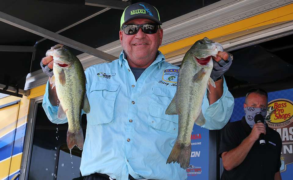 See how the Opens anglers fared on Day 1 of the 2020 Basspro.com Bassmaster Central Open at Arkansas River! <br><br>
First up, Terry Adams (54th,  8 - 8)
