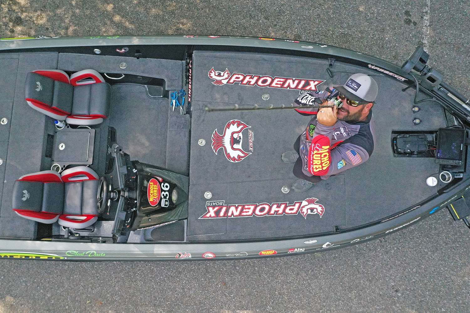 Alabama native and Bassmaster Elite Series pro Clent Davis takes us on a front-to-back tour of his Phoenix 21 PHX.