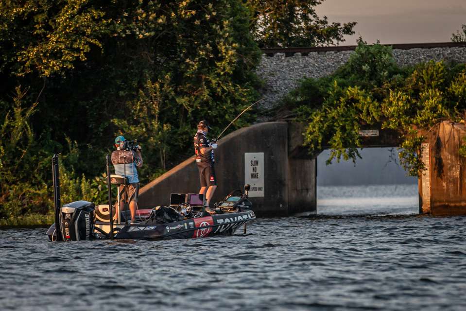 Check out Matt Arey on Day 3 as he pushes to make the top 10 cut at the DEWALT Bassmaster Elite at Lake Eufaula. 