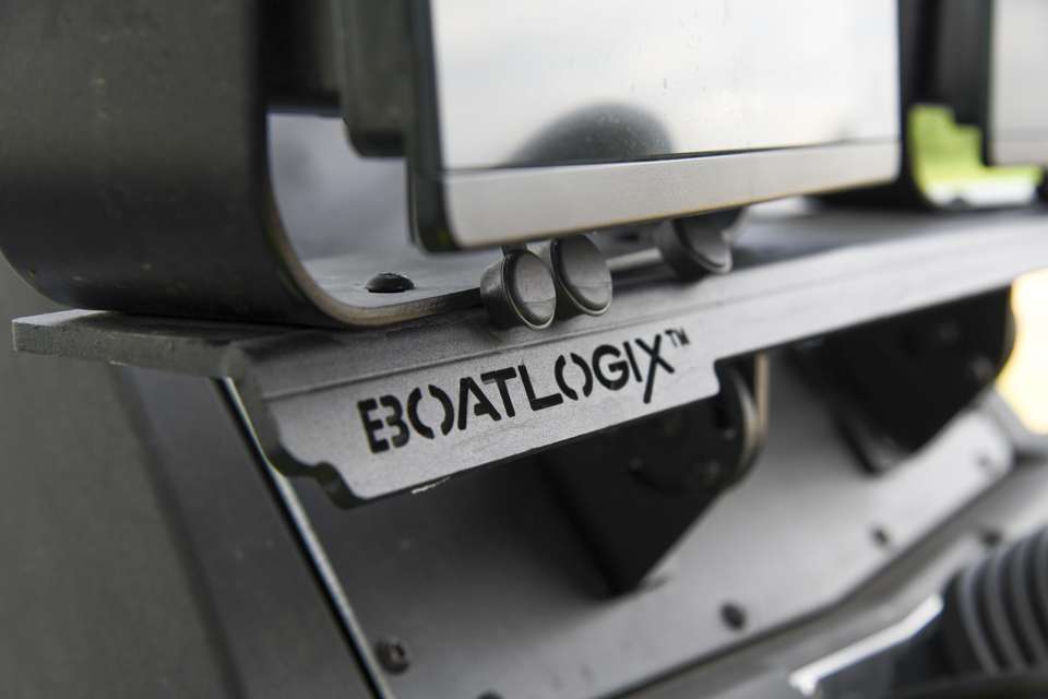 The units are firmly bolted to the console with a BoatLogix Dual Console Mount. âThis mount prevents the units from vibrating, which makes it more difficult to see details on the screen.â  