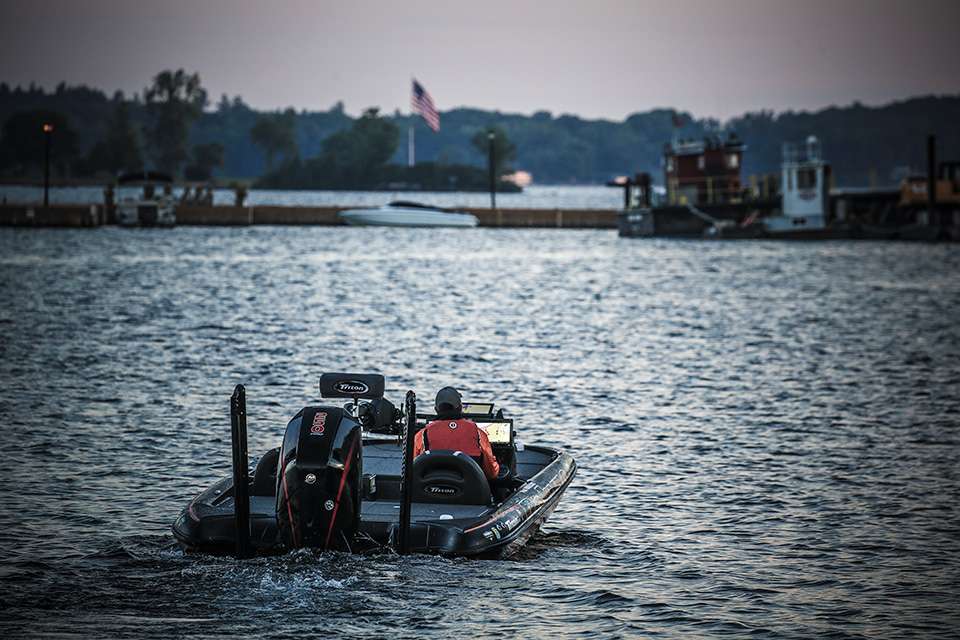 See the top Elites head out for the final day of the 2020 SiteOne Bassmaster Elite at St. Lawrence River!