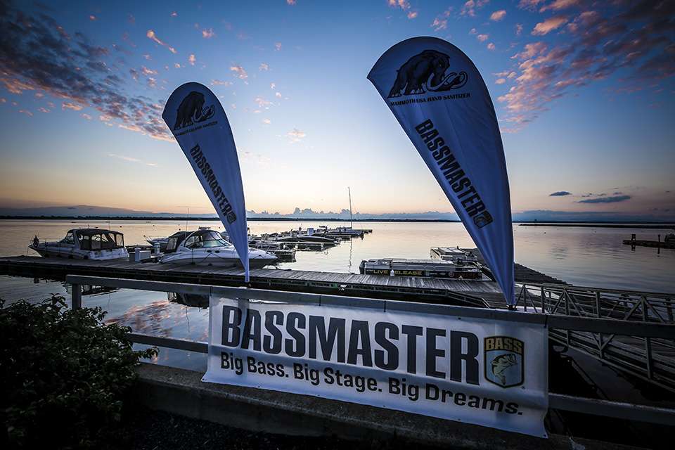 See the Elites race out to their starting spots on Day 1 of the 2020 Bassmaster Elite at Lake Champlain!