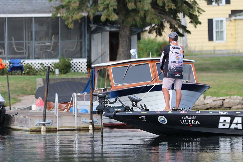Take a look at Texas pro Brad Whatley's Championship Sunday at the 2020 SiteOne Bassmaster Elite at the St. Lawrence River. You might notice that he began the day in Lee Livesay's boat, due to equipment problems. Later in the morning, Livesay delivered Whatley's boat to him. 