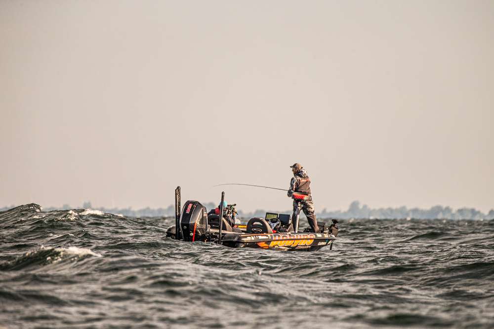 Watch as Paul Mueller attempts to seal the deal on Championship Sunday at the 2020 SiteOne Bassmaster Elite at St. Lawrence River. A strong wind from the south stirred up Lake Ontario, making fishing much more difficult on Day 4 for the anglers who ventured into the Great Lake. 