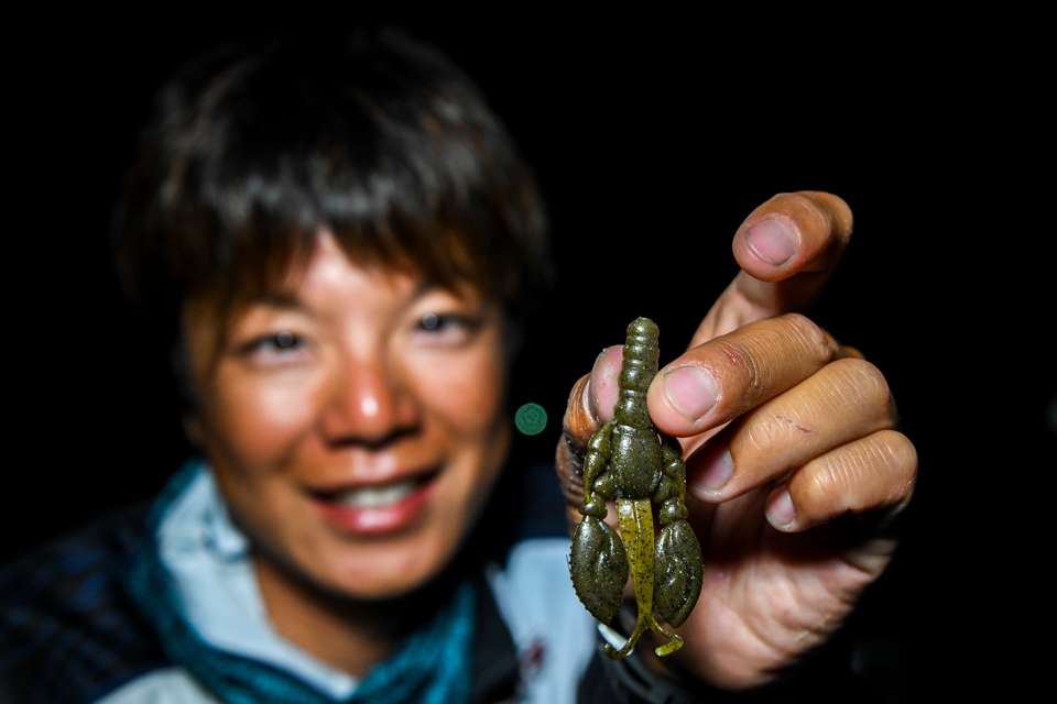 That bait was an Ecogear 2-inch Rock Claw, rigged on a No. 1 Ryugi Talisman Neko Hook, with Ryugi Delta TG Sinker. Prevailing winds dictated the sizes of his weights. âThe
craw is very detailed and matched the size of the crawfish in the lake.â 
