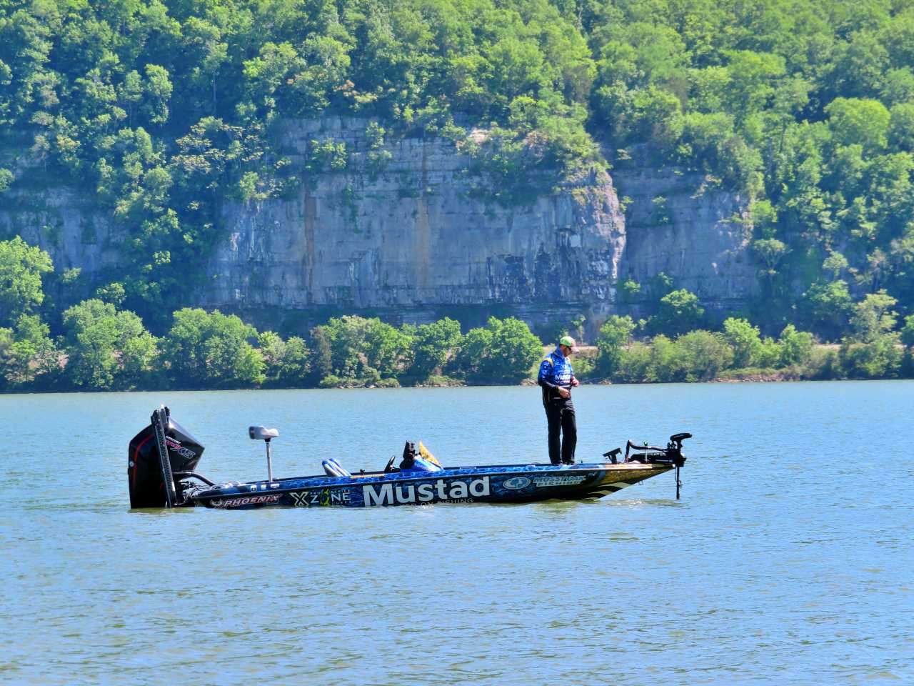 Cooler weather, active bass and two lakes meandering through Chattanooga, a top east Tennessee tourism destination. A weekend vacation here is the perfect fall getaway. Pack your suitcase and make your plans for prime fishing on Chickamauga and Nickajack lakes, both on the Tennessee River. 