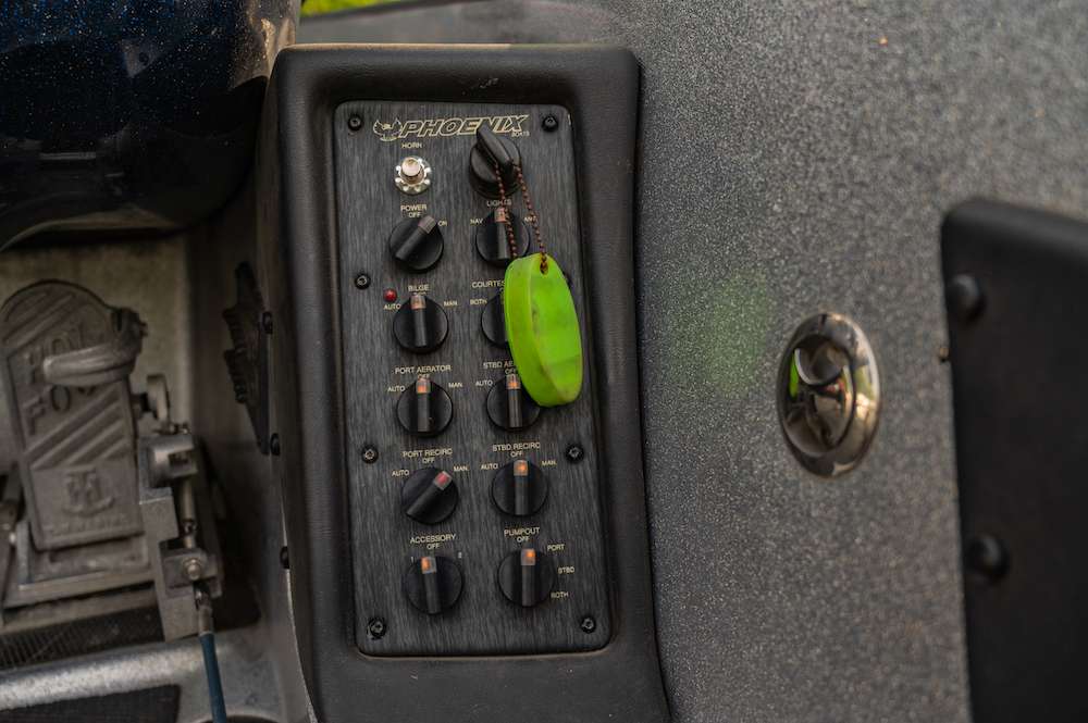 The Phoenix control center is located within reach of the driverâs seat. The main power switch, the key and all the power control for the boat is controlled via these switches. 