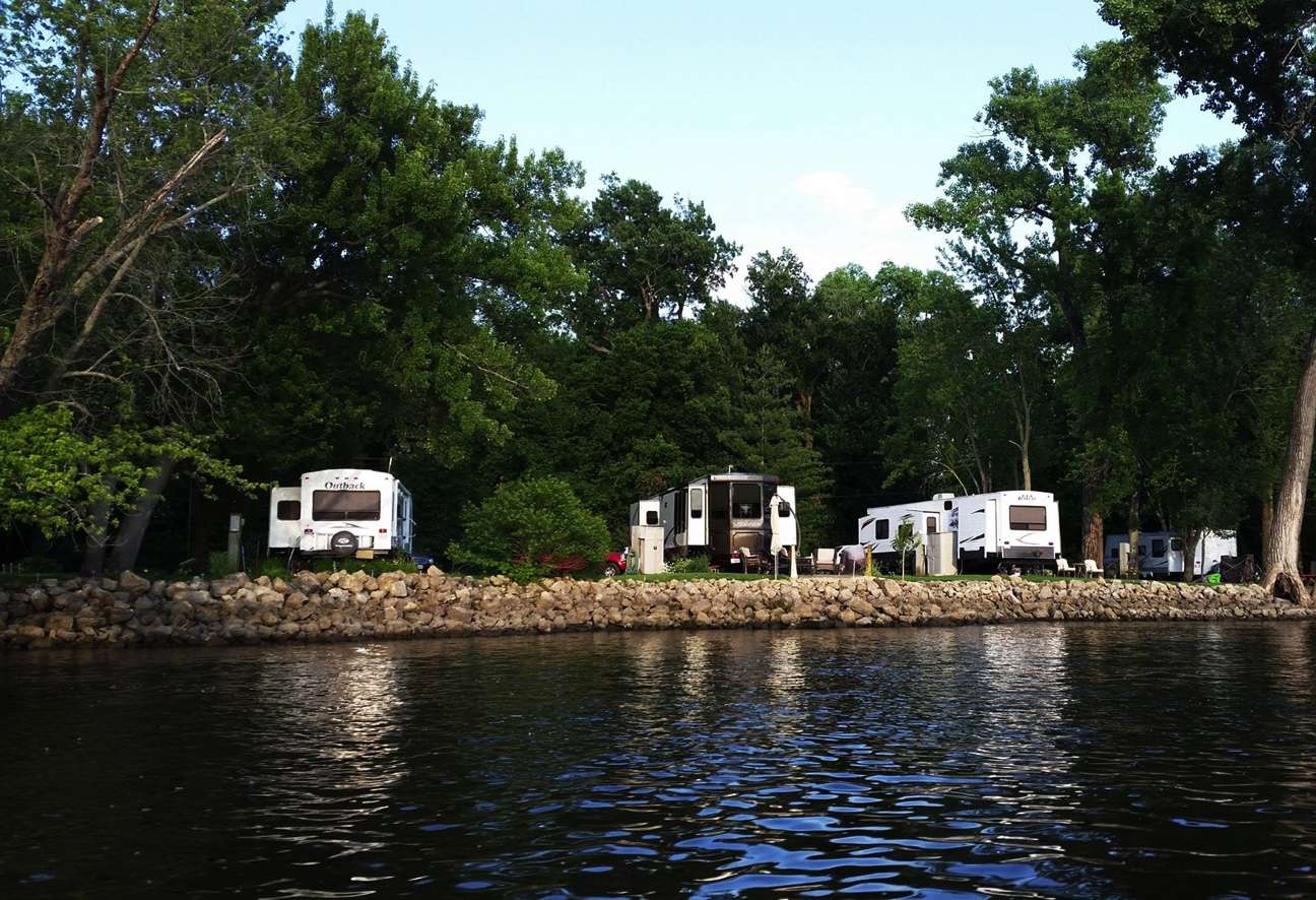 <h4>Pettibone Resort, Wisconsin</h4>
La Crosse bound anglers will find Pettibone Resort located on an island in the Mississippi River just south of Lake Onalaska. There, anglers have access to riverside campsites with RV plugins, just minutes from a campsite luxury â actual restaurants â in La Crosse. The resort features its own bar, along with canoe rentals and an on-site laundry facility.
