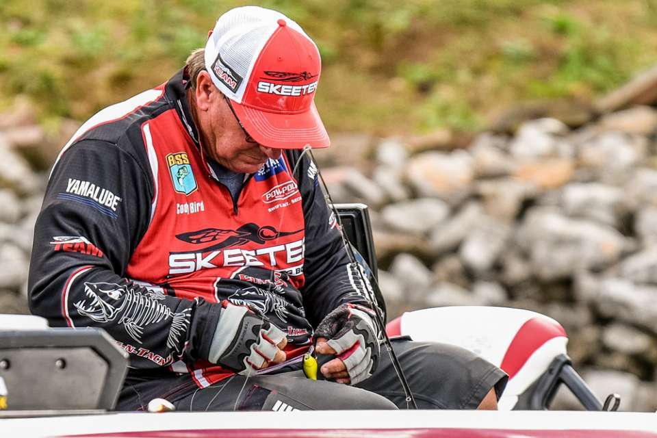 <B>Cody Bird (1st; 34-1)</b><BR>

Cody Bird needed something different to fool the already wary and lethargic Coosa River bass. He brought out a discontinued crankbait that he said made the difference. 
<strong><a href=