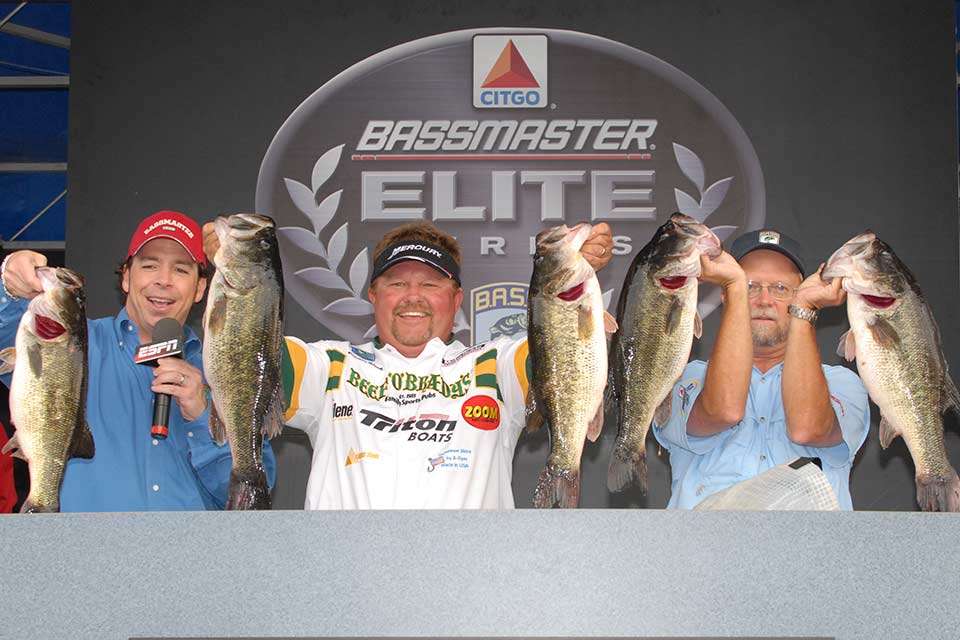 While there have been other records set on Santee Cooper, the most remarkable event was the 2006 Elite Series event, where Preston Clark broke the four-day weight record with 115 pounds, 15 ounces, including a monster Day 1 of 39-6. The previous mark for four days was 108-12 set in 2001 on Lake Toho. Six anglers earned Century belts at Santee Cooper in that 2006 tournament.