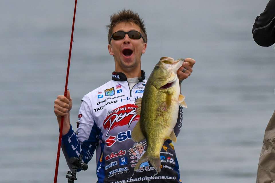 Chad Pipkens held the lead after each of the first two days, catching 31-15 then 30-15. Pipkens put on quite a show for Bassmaster LIVE, including Day 2âs biggest bass at 8-11, a ânew personal best.â After two days, he stood 11 pounds ahead of the field, but his magic spot dried up and he struggled on Day 3, eventually finishing eighth.