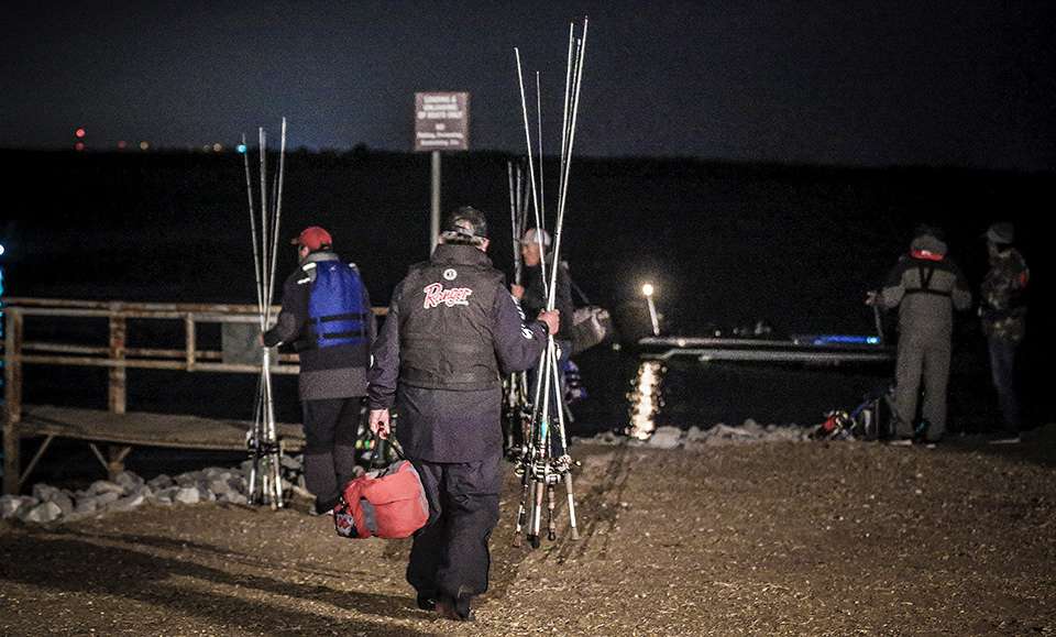 See the pros and cos head out for Day 1 of the Basspro.com Bassmaster Central Open at Lewisville Lake.