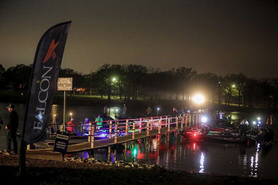 See the top pros and cos take off on the final day of the 2020 Basspro.com Bassmaster Central Open at Lewisville Lake!