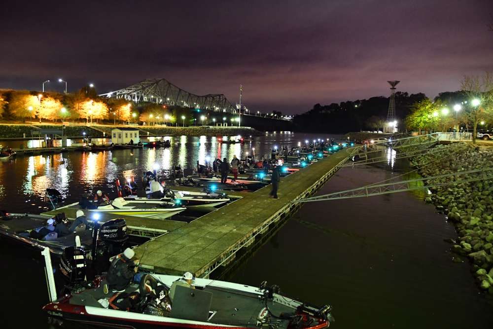Anglers Line up and prepare for Day 2.