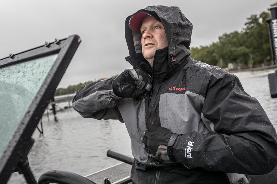 The 100% seam sealed, Waterproof 20,000mm / Breathable 20,000g construction with waterproof YKK zippers means the ultimate in foul weather protection.