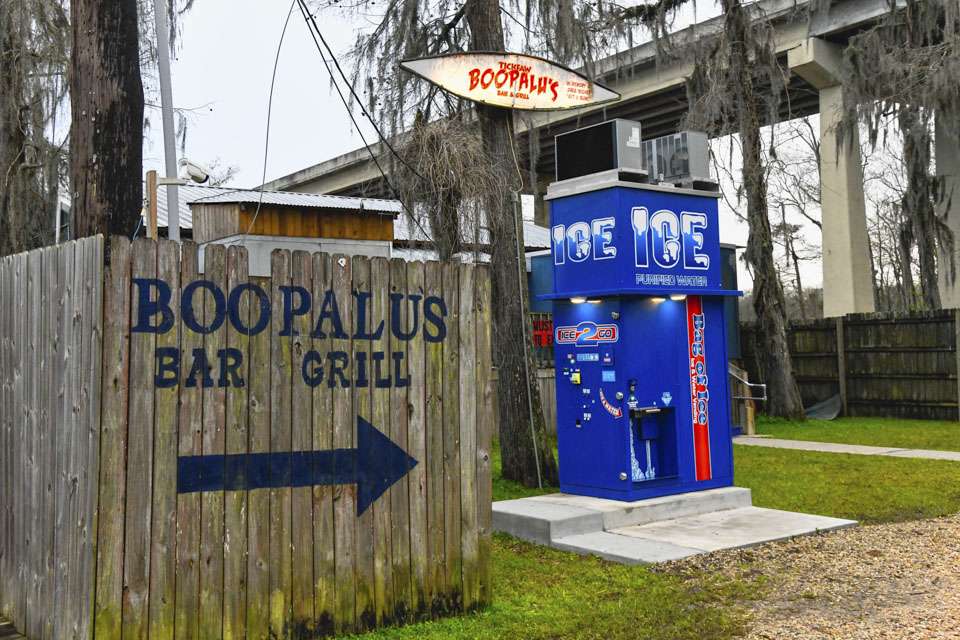 The launch chosen is next to Boo Paluâs Bar & Grill, which sits right on the Tickfaw River and serves as a stopping place for boaters and anglers alike. The river is a hive of activity during the warmer months, with more recreational runabouts than bass boats.