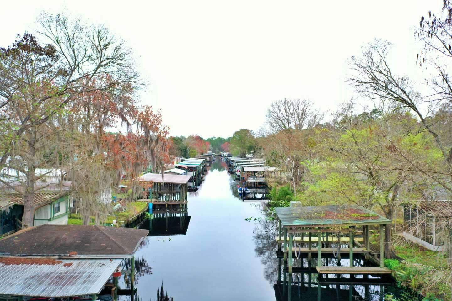 Stretching between the U.S. Hwy. 17 bridge and the entrance to Crescent is Dunnâs Creek, itâs canals and old fish camps providing a glimpse of âold Florida.â